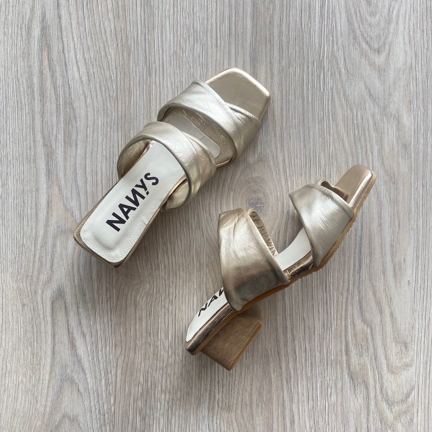 Sandalias doradas en cuero bajitas - Imagen 2