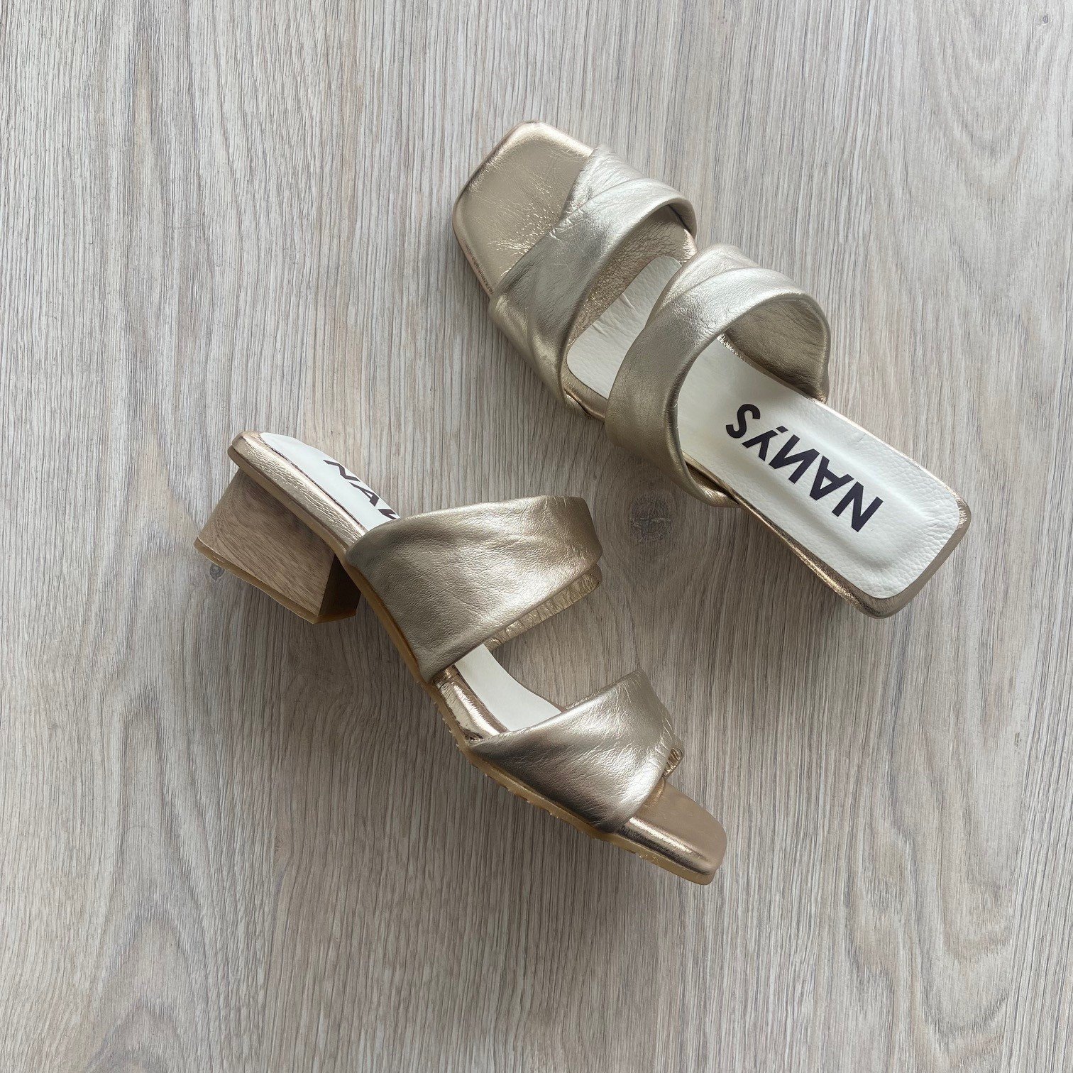 Sandalias doradas en cuero bajitas - Imagen 3