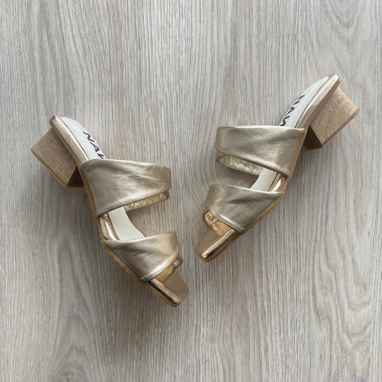 Sandalias doradas en cuero bajitas - Imagen 4