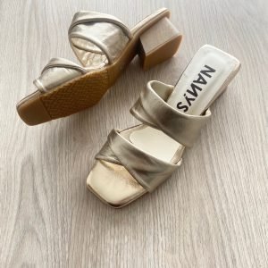 Sandalias doradas en cuero bajitas