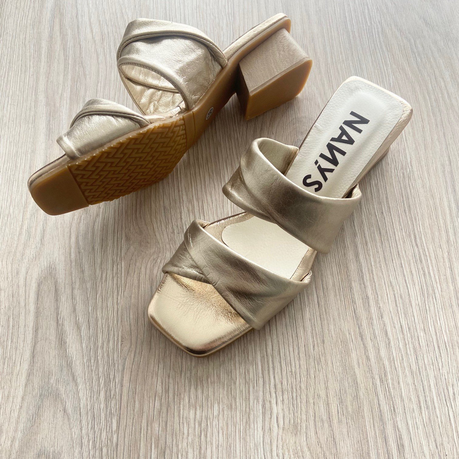 Sandalias doradas en cuero bajitas