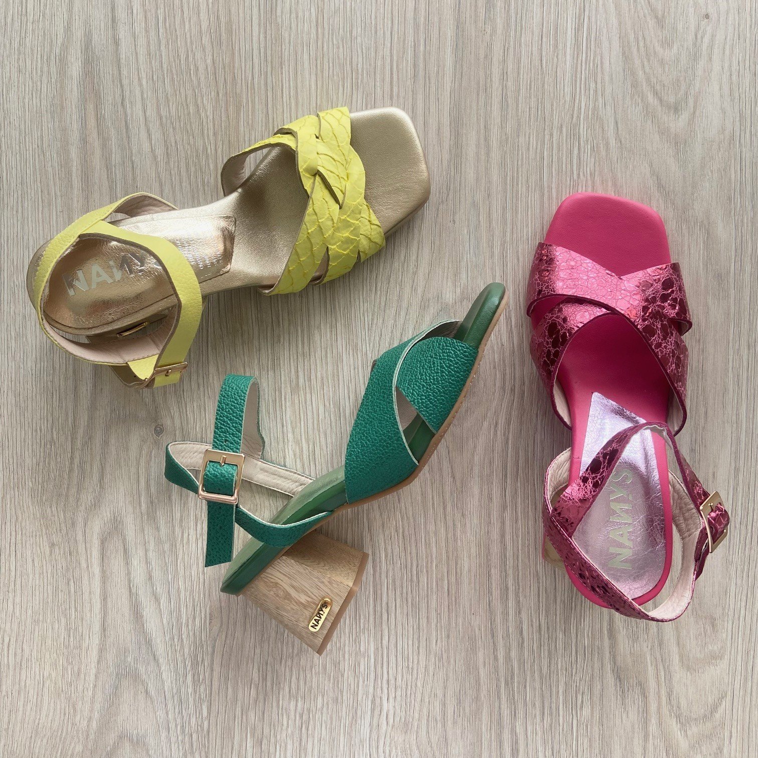 Sandalias fucsias metalizadas con rosado en cuero - Imagen 4