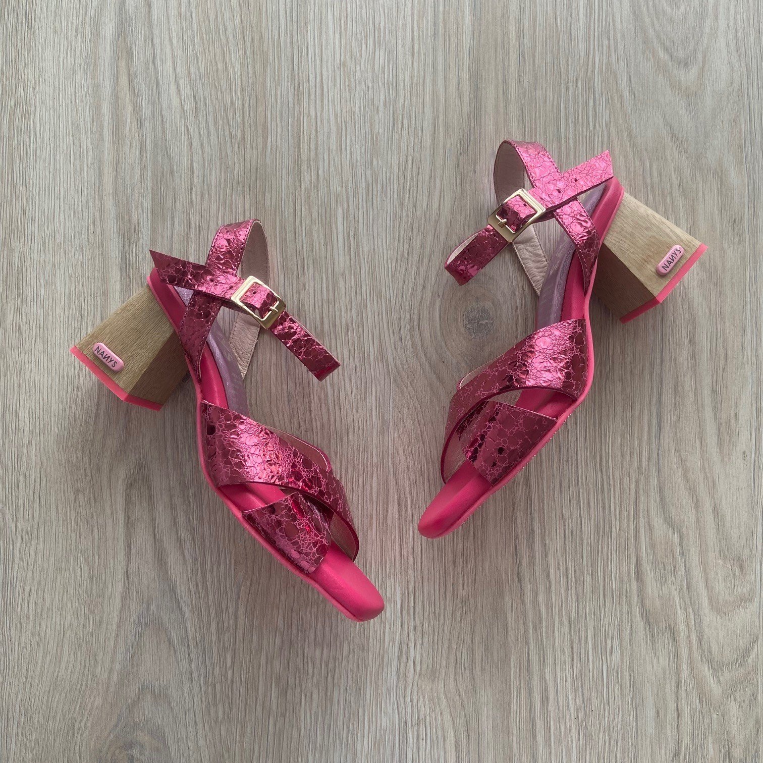 Sandalias fucsias metalizadas con rosado en cuero - Imagen 5