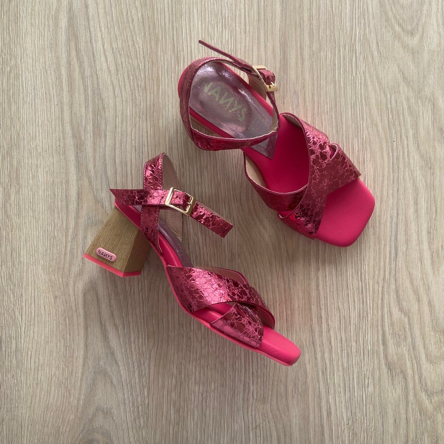 Sandalias fucsias metalizadas con rosado en cuero - Imagen 3