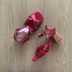 Sandalias fucsias metalizadas con rosado en cuero