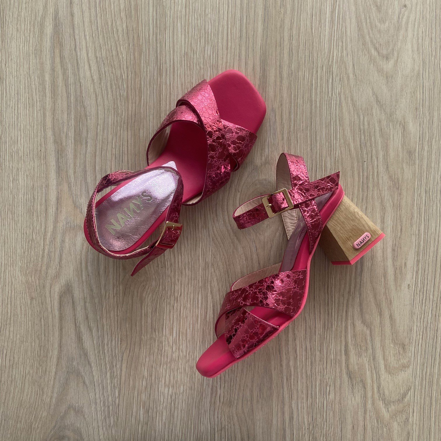 Sandalias fucsias metalizadas con rosado en cuero