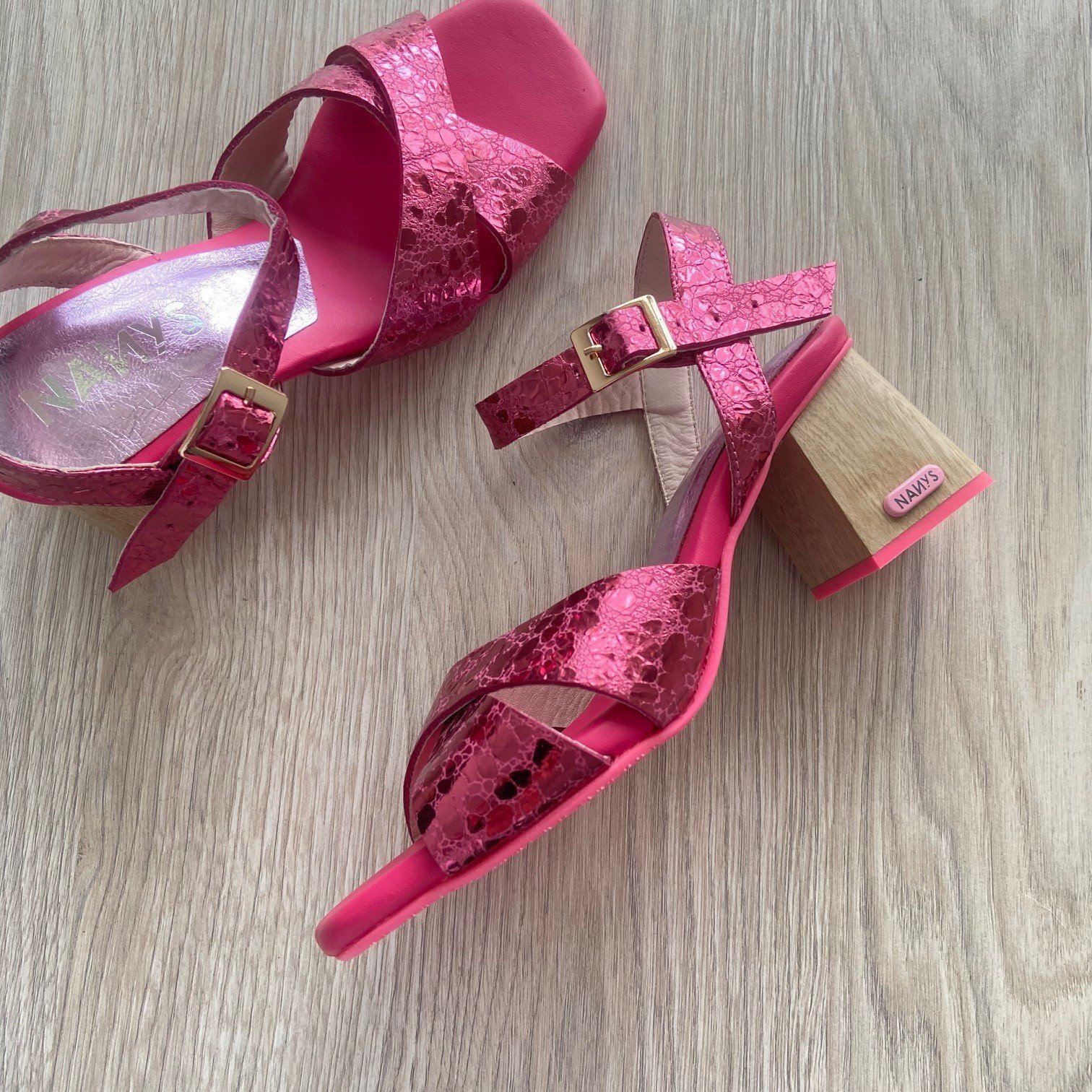 Sandalias fucsias metalizadas con rosado en cuero - Imagen 2