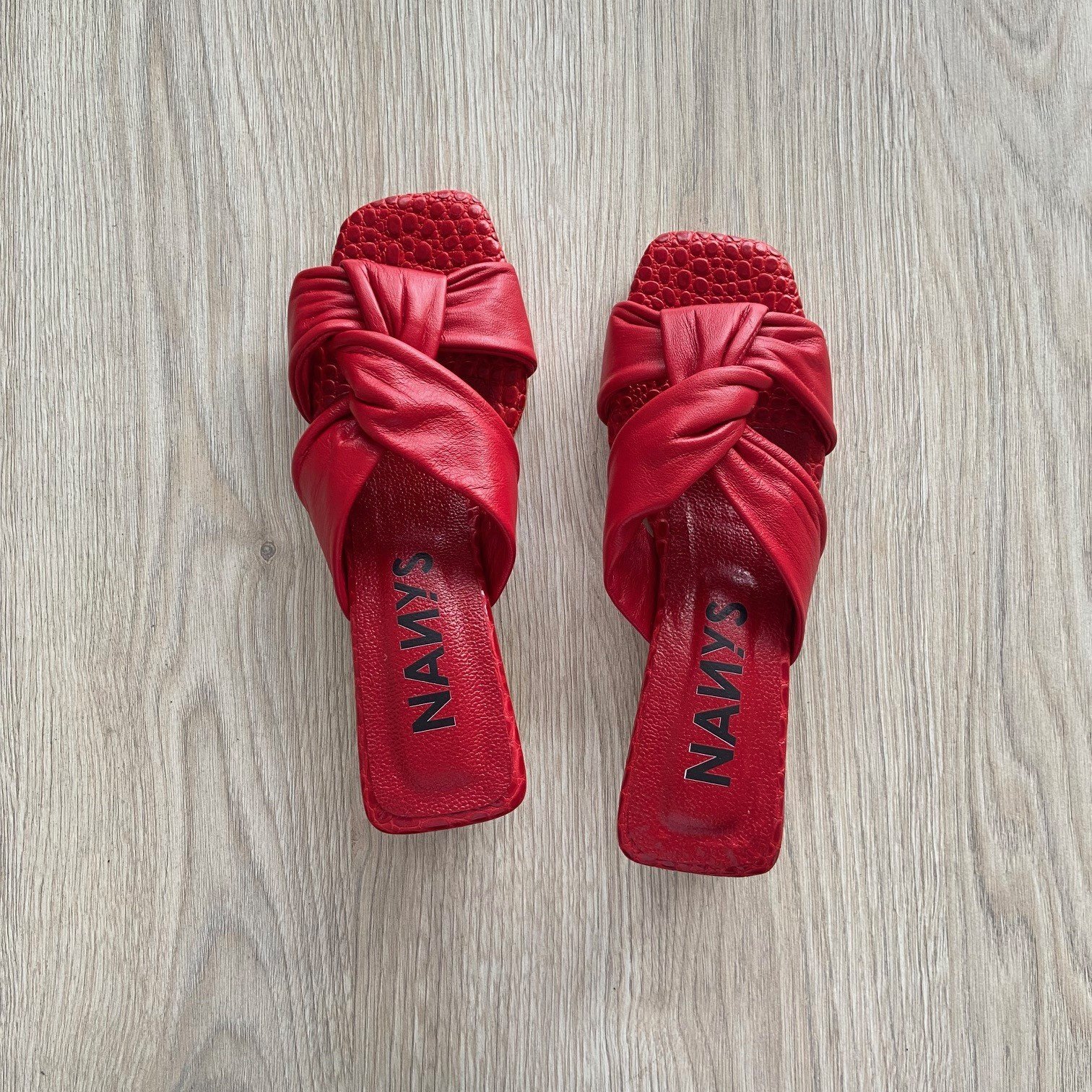 Sandalias rojas en cuero bajitas - Imagen 3