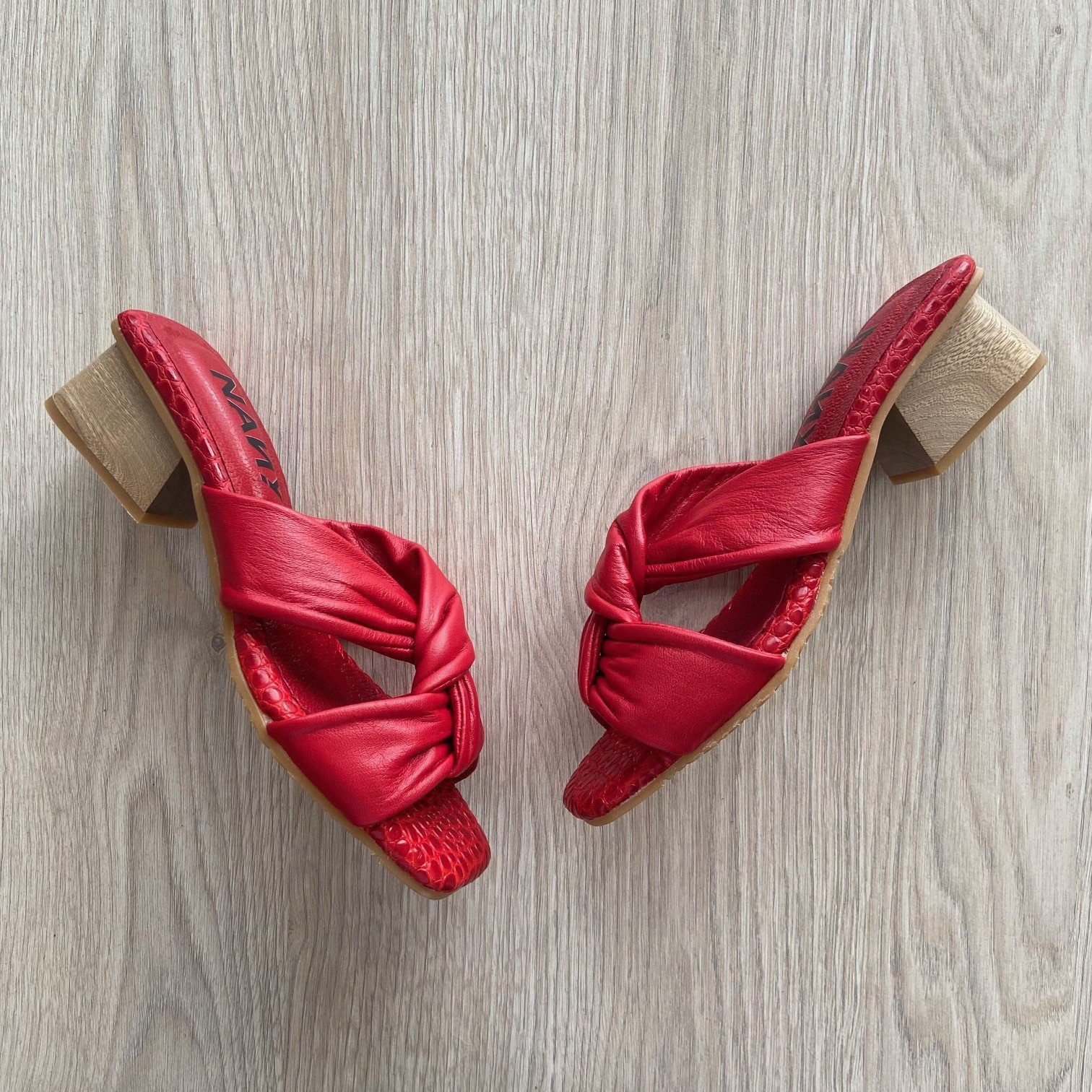 Sandalias rojas en cuero bajitas - Imagen 2