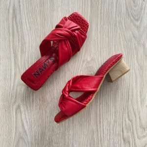 Sandalias rojas en cuero bajitas