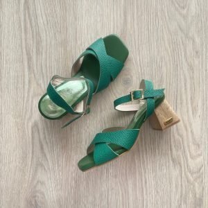 Sandalias verde en cuero con aplique dorado