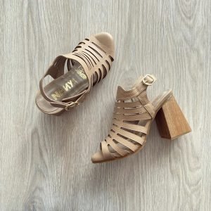 Sandalias taupe en cuero con grabado en láser