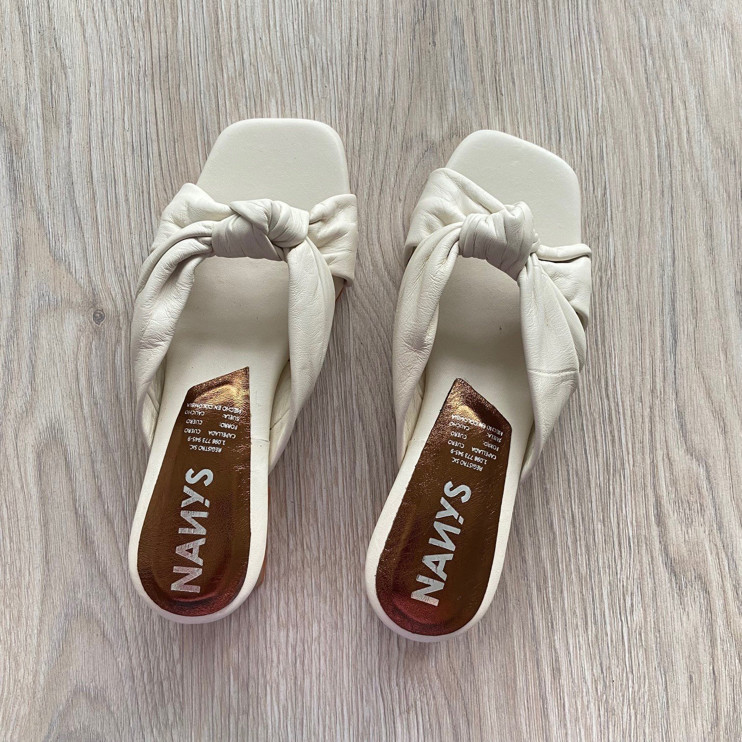 Sandalia bajita talco en cuero - Imagen 2