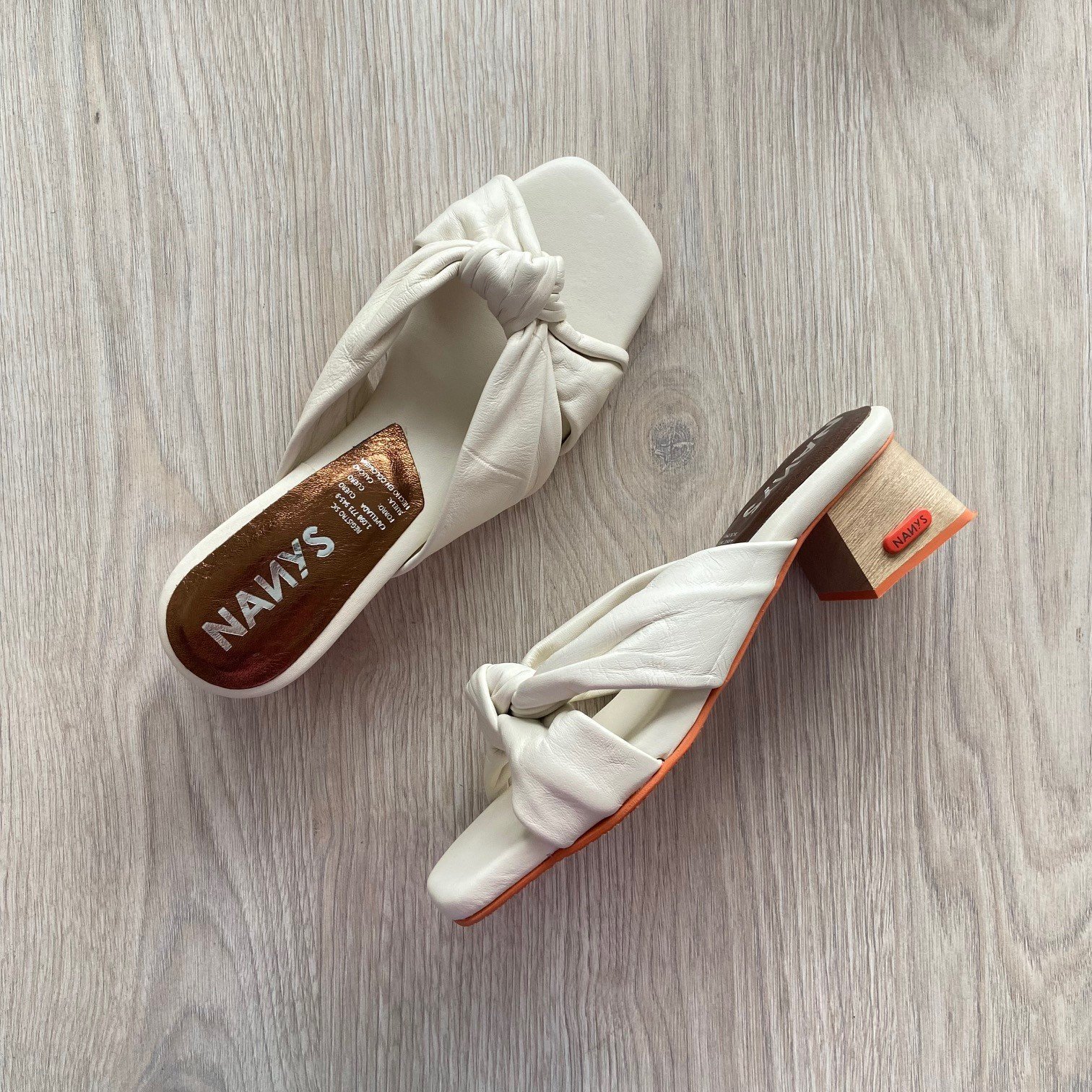 Sandalia bajita talco en cuero