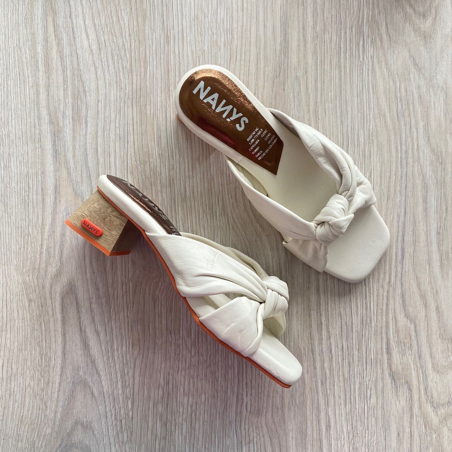 Sandalia bajita talco en cuero - Imagen 3