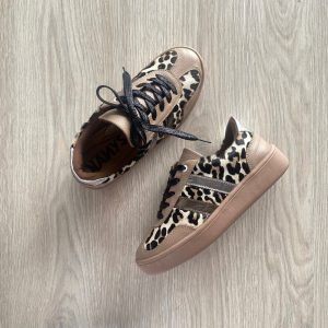 Tenis animal print con taupe en cuero