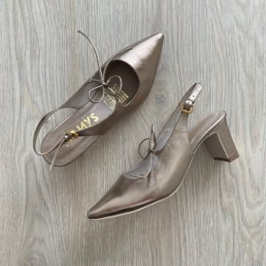 Zapato bronce en cuero con aplique moño