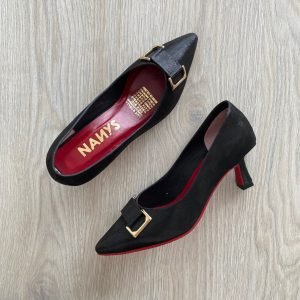 Zapato negro cerrado en cuero con herraje