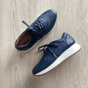 Tenis azules en cuero liso y grabado