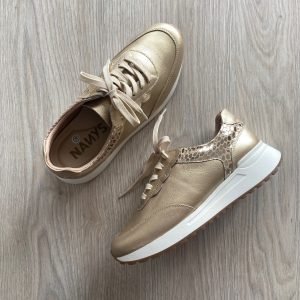 Tenis clásico dorado en cuero