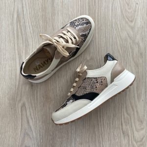 Tenis talco con taupe, negro y folia en cuero