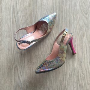 Zapato en cuero tipo folia tornasol con fucsia