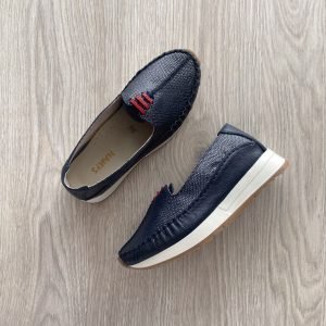 Mocasines azules en cuero con folia y aplique rojo