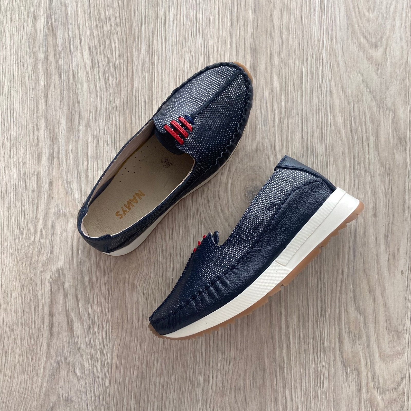 Mocasines azules en cuero con folia y aplique rojo