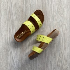 Sandalia verde lima en cuero con taches