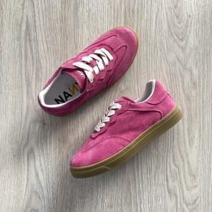 Tenis fucsia en cuero tipo gamuza