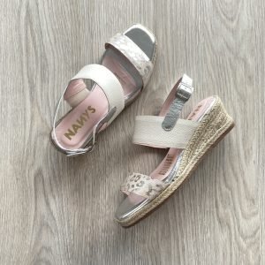 Sandalias plateadas con talco en cuero