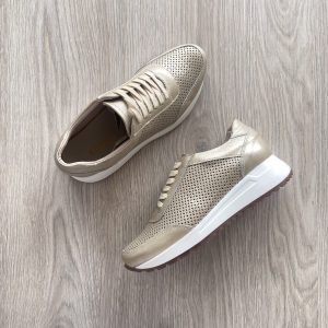Tenis dorados en cuero con perforaciones