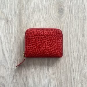 Billetera roja con cremallera en cuero