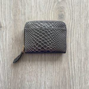 Billetera gris con cremallera en cuero