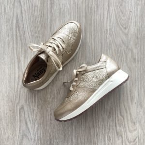 Tenis dorado en cuero liso y grabado