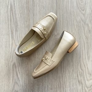 Baletas doradas en cuero con punta cuadrada