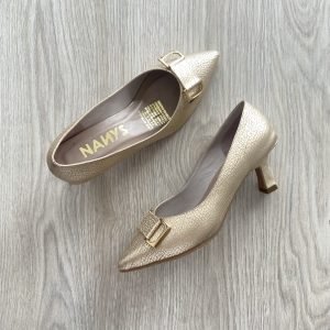 Zapato clásico dorado en cuero con herraje dorado