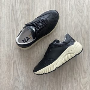 Tenis negro en cuero con suela en goma