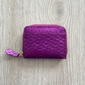 Billetera morada con cremallera en cuero