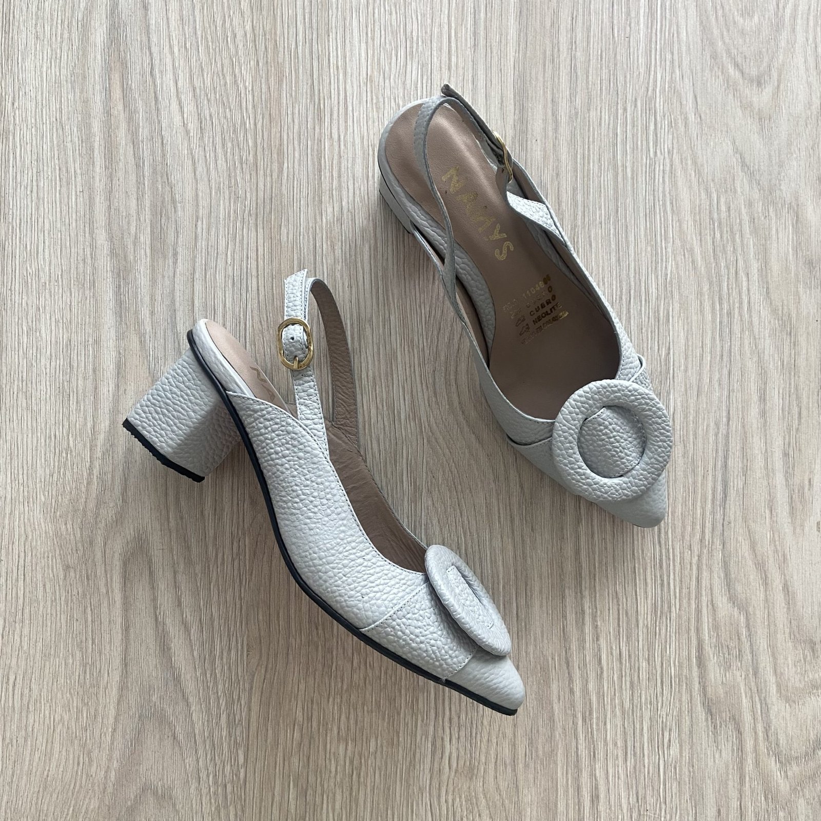 Zapatos gris niebla en cuero con hebilla forrada en cuero - Imagen 3