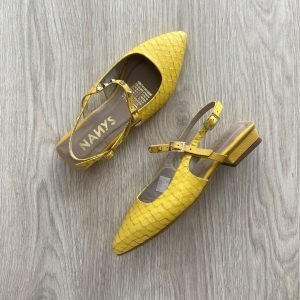 Zapato amarillo en cuero tipo baleta con taches