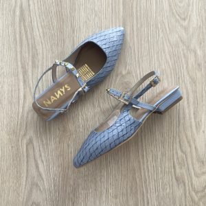 Zapato azul hortensia en cuero tipo baleta con taches