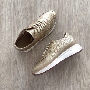Tenis dorado en cuero con folia