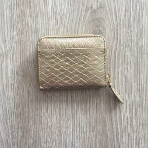 Billetera dorado con cremallera en cuero