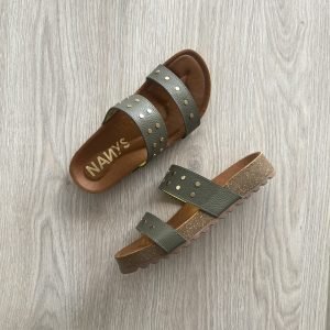 Sandalia verde pino en cuero con taches