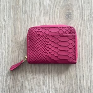 Billetera fucsia con cremallera en cuero