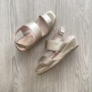 Sandalias doradas en cuero con plataforma en yute