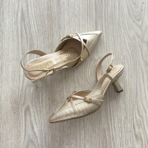 Zapatos dorados en cuero con correas
