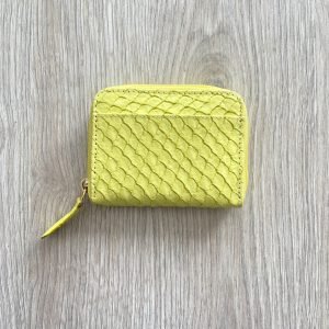 Billetera amarilla con cremallera en cuero