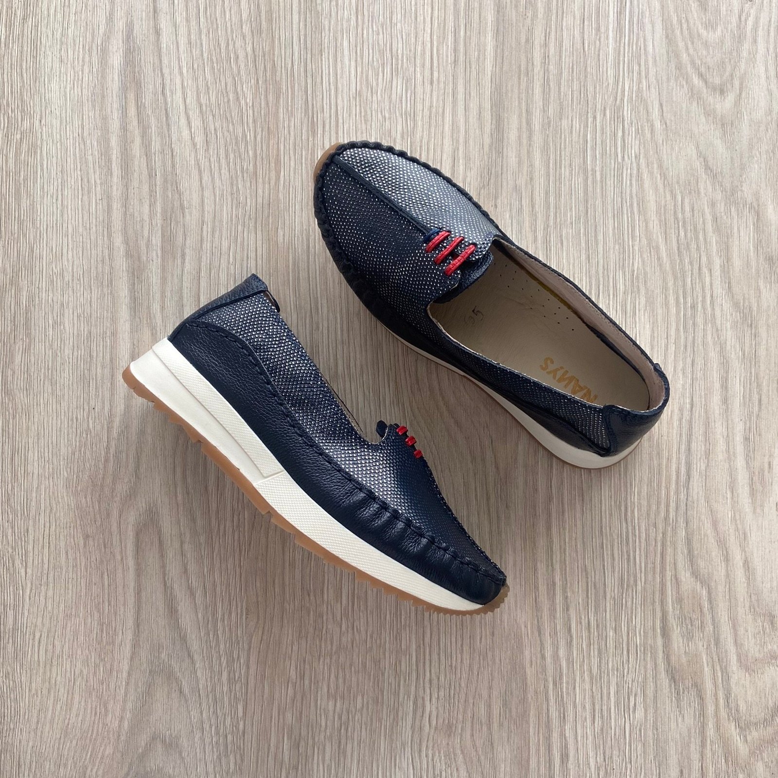 Mocasines azules en cuero con folia y aplique rojo - Imagen 3